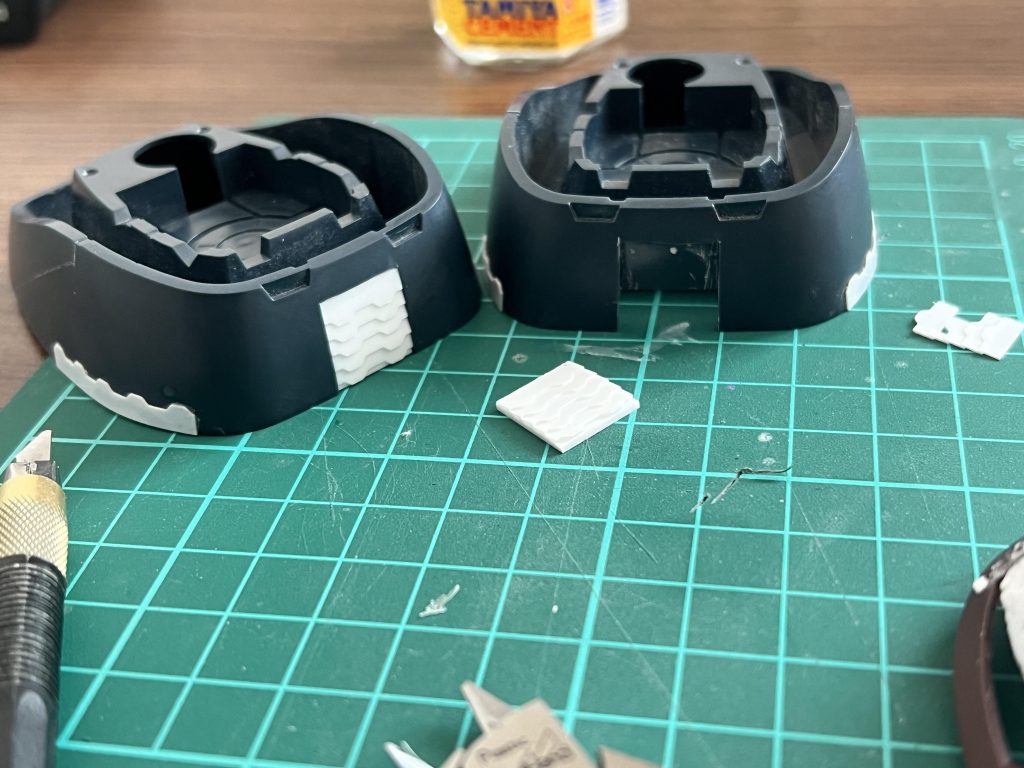 踵のディティール。初めは掘り込んでディティールを入れることも考えたものの、あまりにもめんどくさい割に綺麗にできる自信がなかったので一部を切り欠いてプラ板をはめこむ形に。