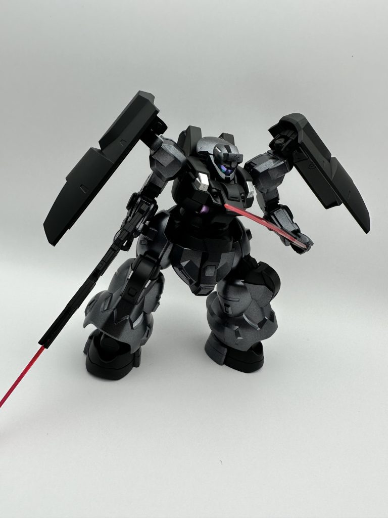 アニメみたときのイメージが黒い機体だったので成型色のグレーは違うなと思い。フレームは黒サフメインはブラックメタリックバーニアはメタリックパープル白い部分はシルバーに。