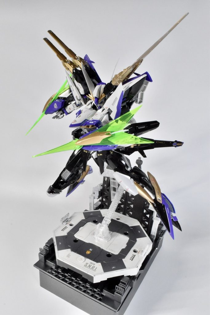 配色は悩みましたが紫と金を使用して高貴な感じを出しつつも、黒をベースにしてダークなイメージも出せればいいなと思い、このような形になりました。