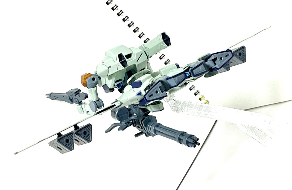 ◆総生産数は十数機程度だが、ザウォート・フェザーが戦場に投入されてからは瞬く間にアーシアンの航空戦闘機は駆逐されていった。ザウォート・フェザーの戦闘機動は敵機のACMに難なく追従し、飛行機には無い脚関節を多用しての空力制御、空中でんぐり返しからの撹乱攻撃などことごとく敵機を上回って見せた。「腕」という優位性も活用し、進行方向に寄らない攻撃能力も勝因のひとつだった。