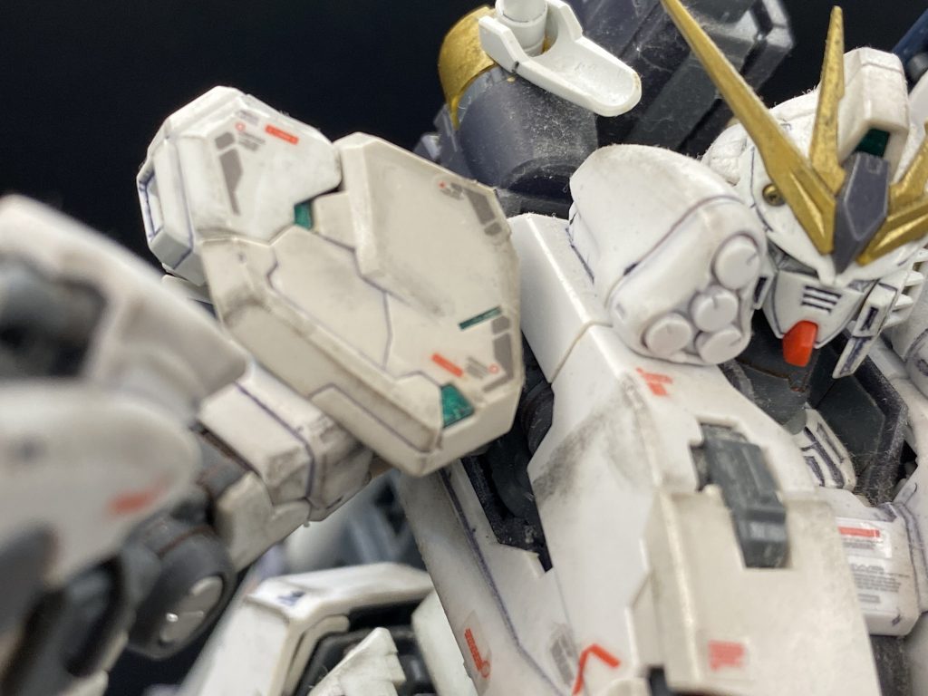 肩アーマーにはVer.Kaを参考にメタリックグリーン入れてサイコフレームを想起させるように塗装！HWSを付ける際に改修したということで。