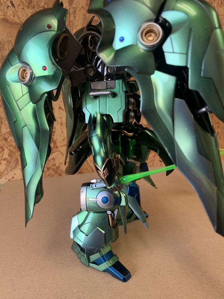 肩に廃ランナーを使ってパイプっぽいディテールを追加。足は思いつくままにスジボリを追加。100均コンパスを使って円のスジボリ+色分け。お気に入りポイントです。