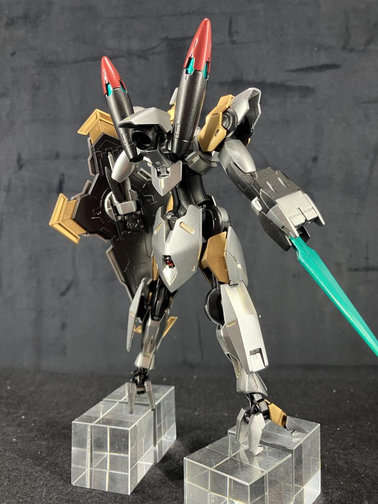 シールドとバックパックはペギル・ペンデ