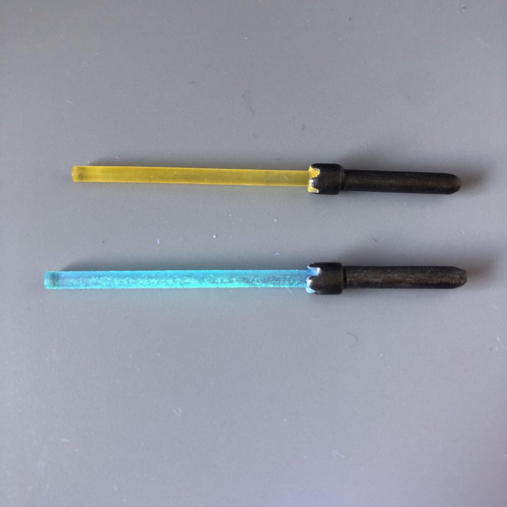 ヒートソードは竹串とプラ棒で。ブルーの発光状態の物は、蓄光パウダーを塗っているので、UVライトで光ります。