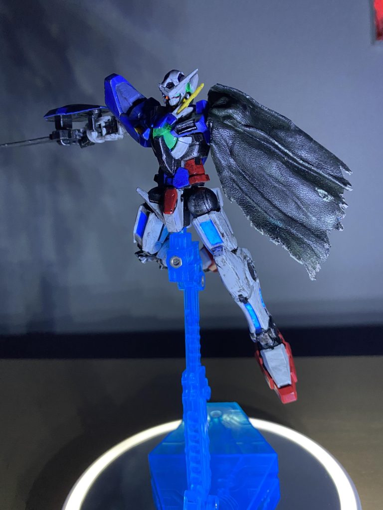 各コンデンサとカメラアイ、脚部は蛍光塗料によりブラックライトに反応します。大腿部は分かりづらいですが、ホログラムシートを仕込んであるので、角度を変えると虹色に反射します。