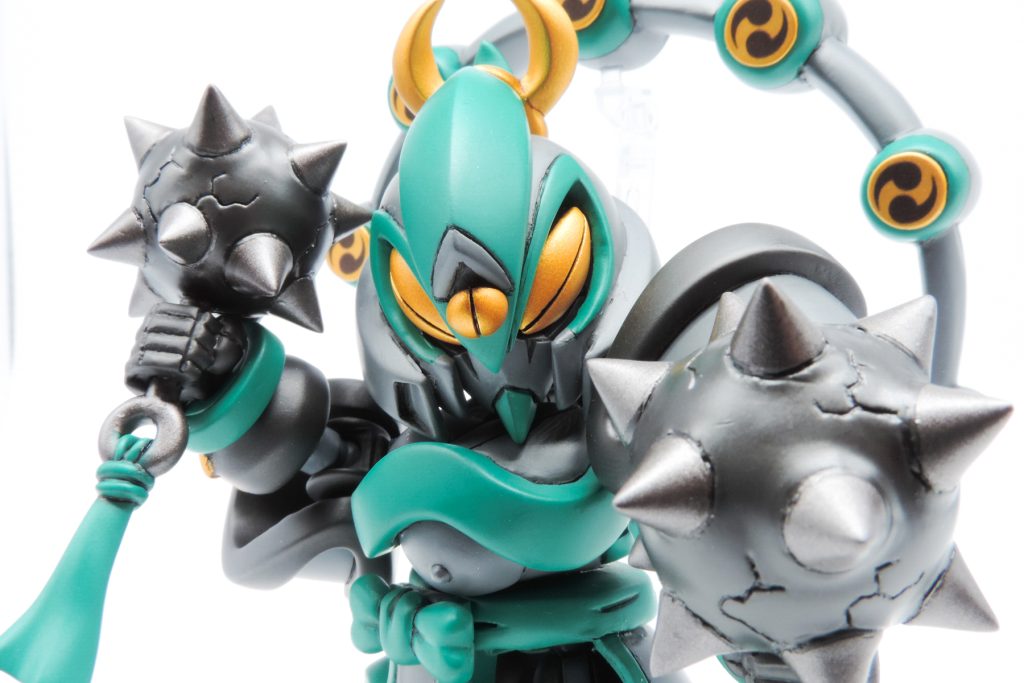 ゲームの図鑑モードでも記載されている通り、武器は雷鼓(らいこ)という鉄球のみとなっています。 バックパックは設定上浮いているデザインだったので、スタンドで背後に浮いているように。