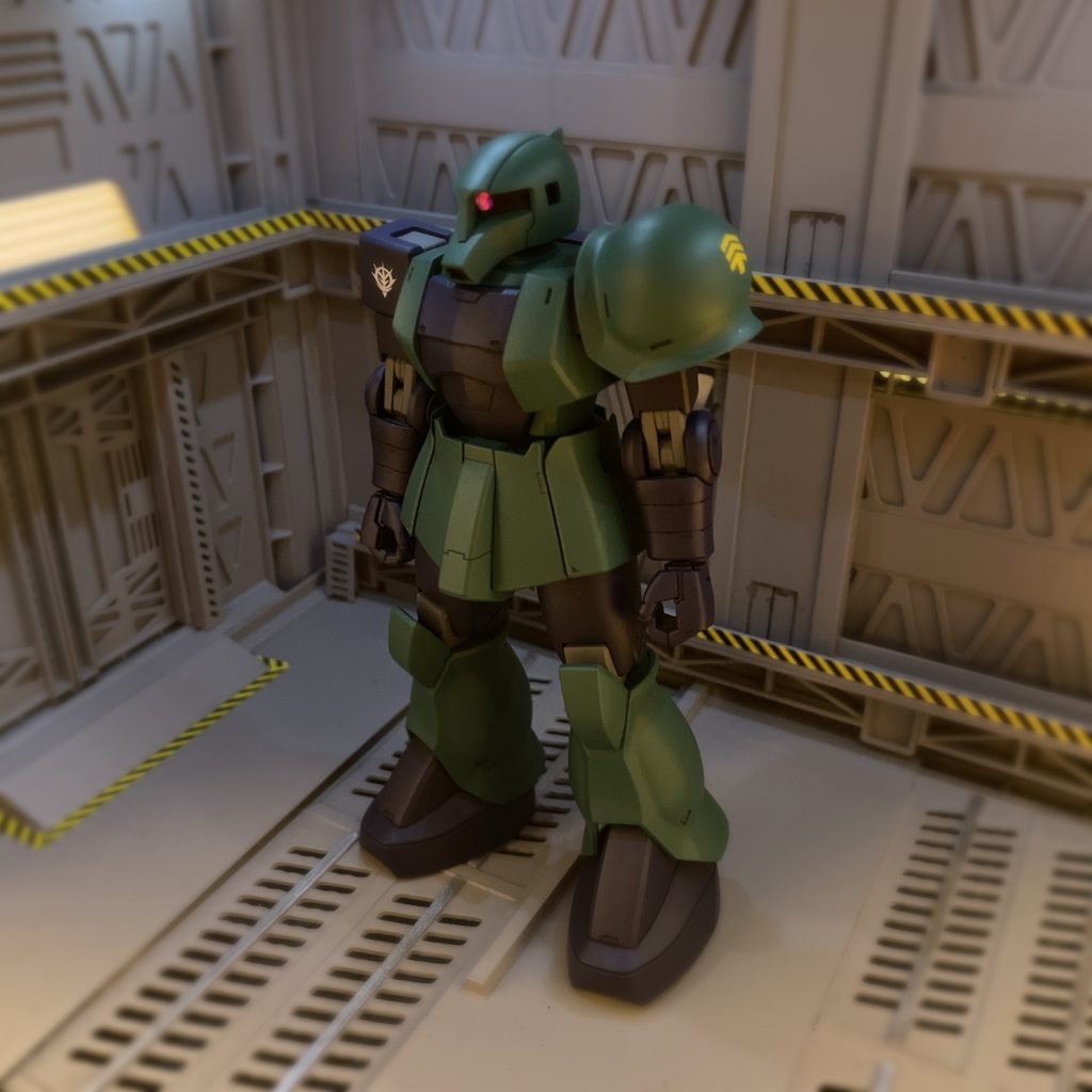 俯瞰からシンプルさが魅力の機体だと感じたのでゴチャゴチャしない様にデカール も最小限にしました。ザクⅠには武装は必要無し！私の中でのザクⅠは、武装無しでガンダムにタックルするガデム大尉の姿です。このシンプルさ、私の中では一番カッコいいと思うMSです。