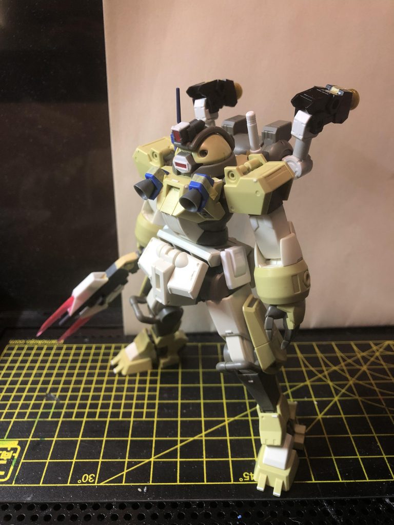 こうじゃ。ほとんど原型はできてきましたね。肩アーマーをシンメトリーにしたいがためだけに、イエサブで腕を買ってきましたw