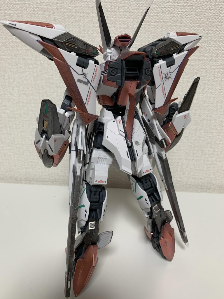 青と赤の部分をガンダムメタレッド。黄色とあちこちをガンダムガンメタリックです。仕上げはつや消しスプレーしてます(^^)
