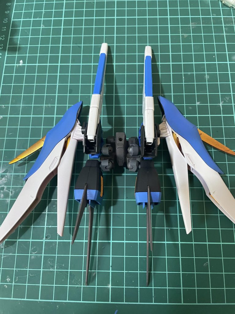 バックパックのビーム砲はデスティニーの装備と変更可能で無改造でフリーダムのビーム砲が取り付けられます