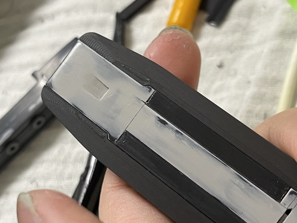 劇中の開閉動作を再現するため0.5mmの真鍮線を軸とした2軸ヒンジ機構をつけてカバーがスライドしながら開く動きを再現しています。ヒンジ部分が2ミリ程度の厚みな為、軸穴加工の位置合わせや干渉調節に非常に苦労しました。満足できる動きが再現できるまで印刷しては設計を変更する作業を繰り返して理想の動きを実現しています。最後までご覧いただきありがとうございます。