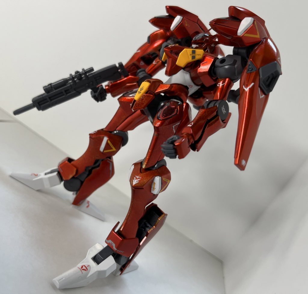 武装は本来のファラクトとは違いショートバレルのビームアサルトライフルに変更。射撃戦より近接白兵戦の方が得意かなと思い遠距離武装より近接寄りにしました。また機体の各所には水星の魔女デカール2、3を使っています。ファラクト、ペイル社の物を主に使っていますが、ボブ搭乗機という事でダリルバルデやディランザの物も多く使用してます。