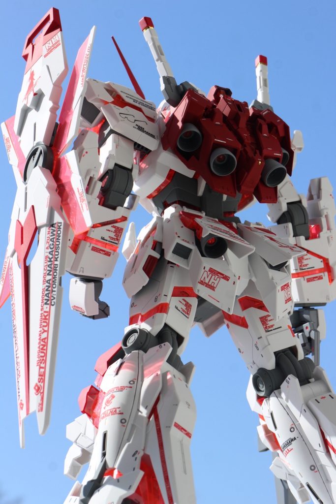 赤い部分は全て筆塗りです。メガサイズを筆塗りするというアホな行為でしたが、水性サフと新しいUVカットスムースクリアのおかげで違和感なく仕上がりました。白部分は成形色にグレーで墨入れしています。