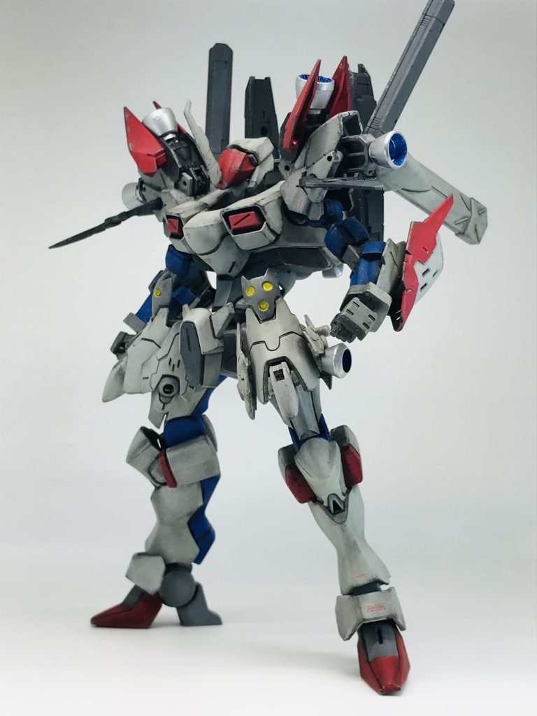 ツノはMGザクⅡver.2の余剰パーツを拝借首は30MSの汎用首パーツに変更両手足と腰は延長してますもちろん改造工作などしてる訳もなく、全て半分ハメです🙄パーツやポリキャップを奥まで差し込まないで、半分くらいしかハメない私お得意のお手軽テクニック…改造工作の1/1000の時間でスタイリッシュに変身可能