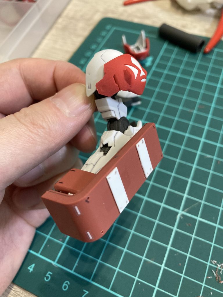 オリジン版シャアザクの肩パーツとシールドを移植。プラ板で追加装甲を作りピンバイスでモールドを追加。