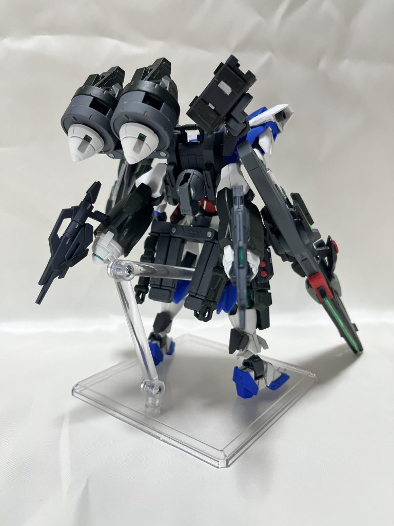 左肩のシールドとバックパックに太陽炉を備え、本体と合わせ計3機の太陽炉を搭載。