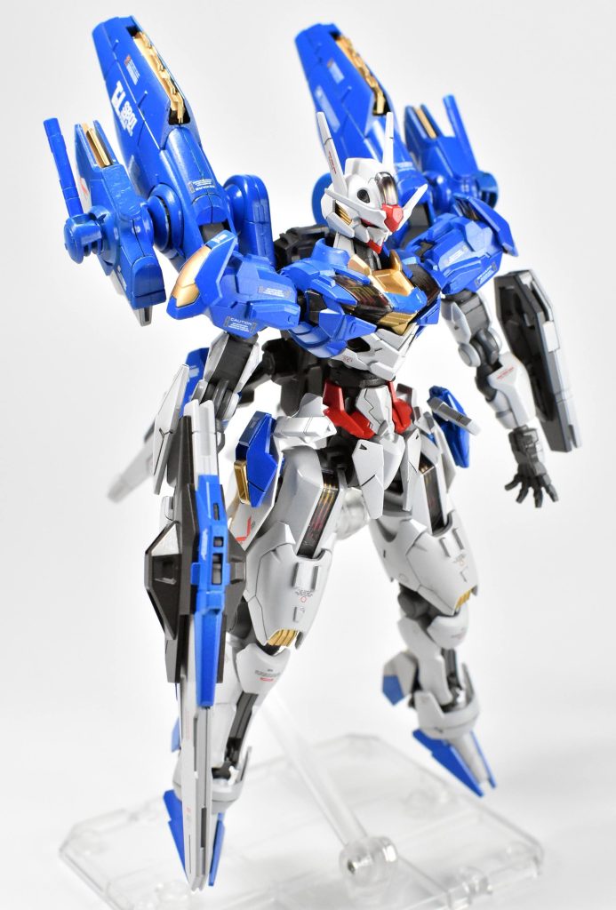 腰を3ミリ延長しビームサーベルをマウントできるように改造しています。