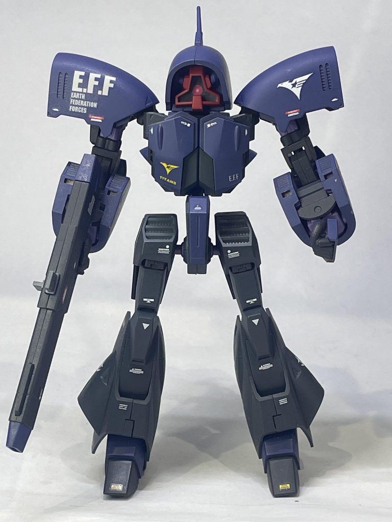 正面から見ると案外貧相な体型。見てはいけないアングルだったか…