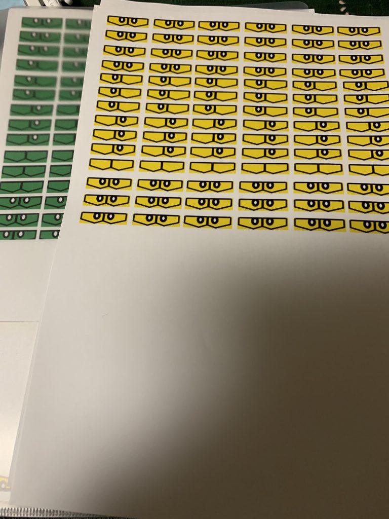 瞳パーツは紙面に印刷し、裏に両面テープ、表にセロハンテープで補強して作成。