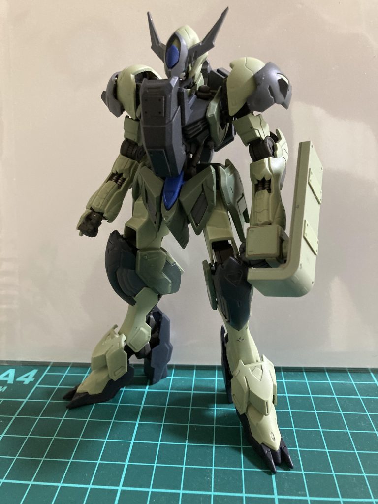 そもそも戦場でそんな派手なカラーリングはすぐに標的になってしまうでしょと思ったのがこのリペイントのきっかけで、量産型ザクのカラーリングを参考に塗装。