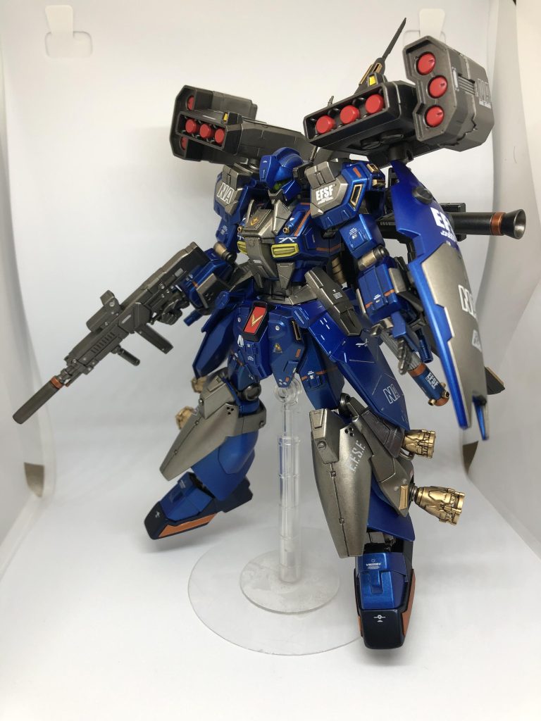 今回の工作足首、スリッパをνガンダムの物を加工(つま先、足の甲をスムージング、サイドのオレンジはプラ板)バーニアをビルダーパーツに交換。サイドアーマーをファンネルミサイルに交換。ライフルをジェスタの物に交換、両腕にHGνガンダムの左手のパーツを移植し、ビームトンファーを装備、腰をHGダブルオーの物を加工、移植胸部装甲をプラ板、ビルダーパーツでディテールアップ。シールドをHGヘイズルから移植。肩のミサイルをバックパックからのアームで保持出来るように加工。ビルダーパーツのミサイルポッド追加、バックパックにアームを付けたので標準のスタビライザーを下部に移設。バズーカのマウントラッチ追加。ビルダーパーツのプロペラントタンク追加、リアアーマーにバーニアとスタビライザー追加、全身に渡ってプラ板、コトブキヤのプラ材でディテールアップ。アンテナをビルダーパーツに交換。以上です。