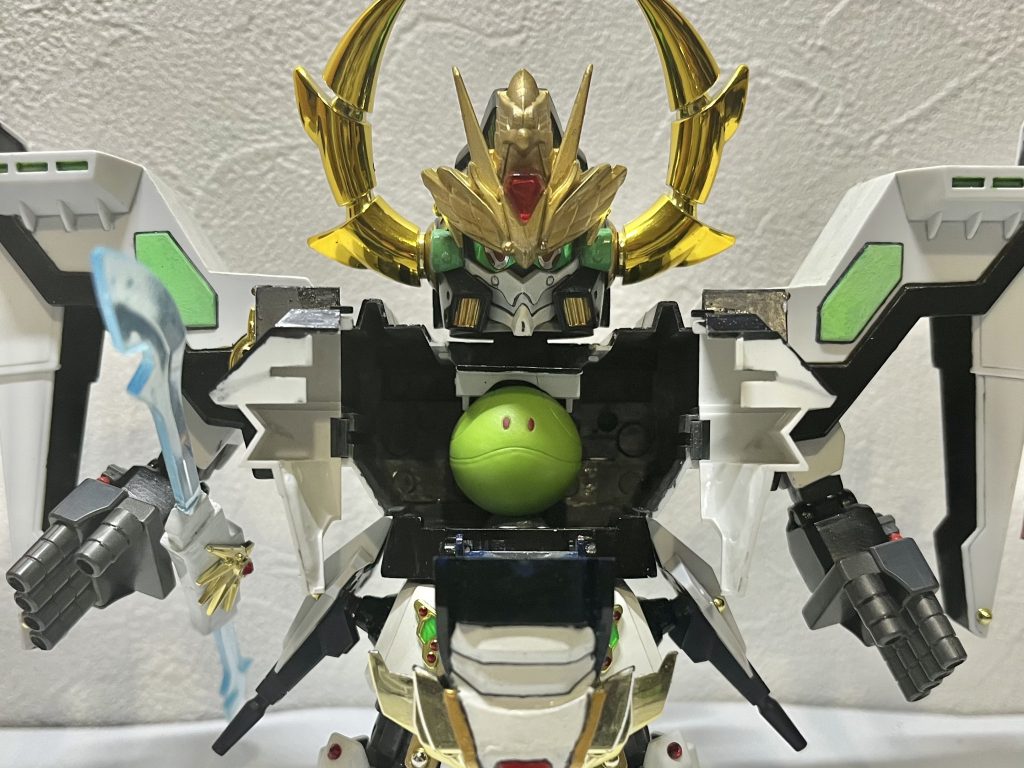 生態コンピュータ『トモロ』の代わりに、ガンダムらしく内部に『ハロ』が搭乗してます。