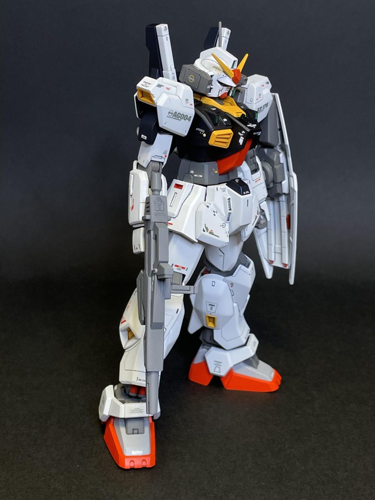 右前側今回のカラーレシピ白色 クレオス ブリュンヒルトホワイト赤色 ガイア フレイムレッド紺色 ガイア プリズムブルーブラック灰色 ガイア メカサフライト黄色 ガイア マンダリンイエローなど(備忘録として)トップコートにMr.カラーつや消しスーパースムースクリアーGXで、しっとりとさせております。やはりプリズムブルーブラックとスーパースムースクリアーの組み合わせは綺麗だなぁと。お気に入りです。