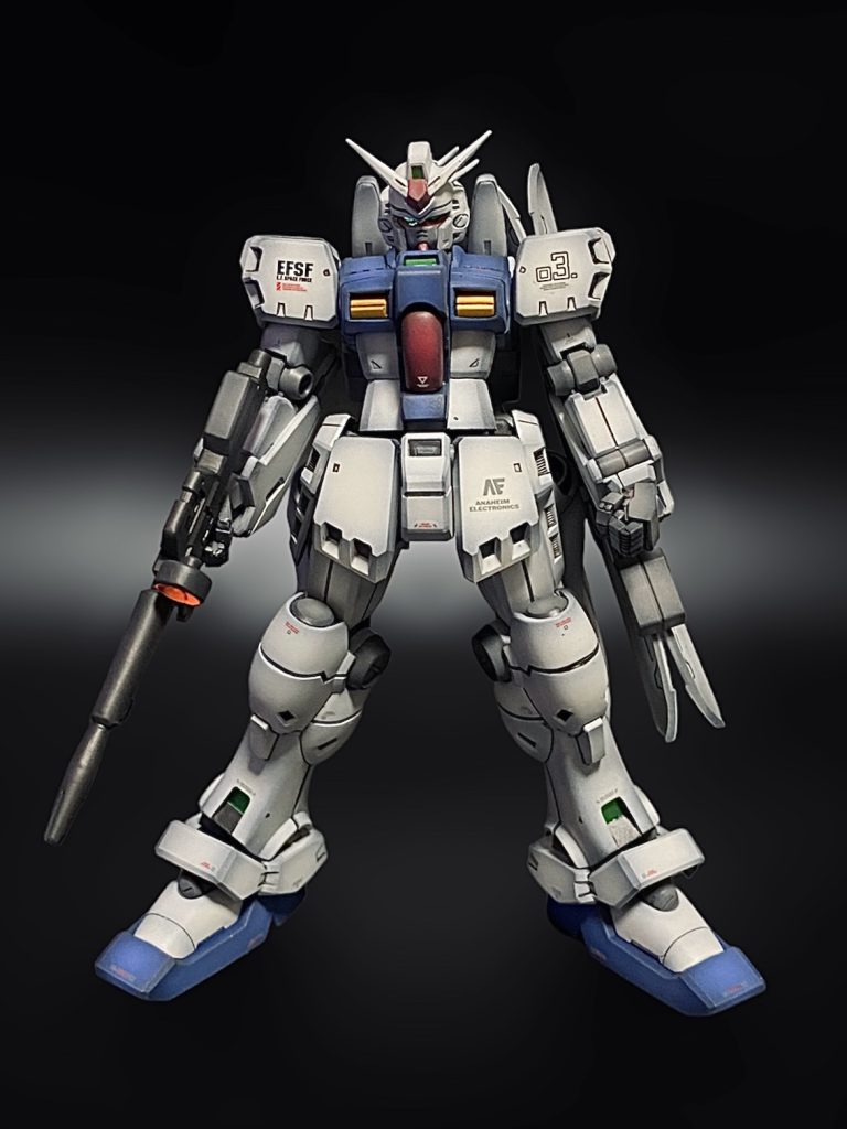 大まかにはHGUCキットを使用してます。腰フロントアーマーと、膝から下の部分を旧キットからコンバートしました。かつて流行った改造方法ですね。それと腹部を2㎜位•首を0.5㎜位延長してます。