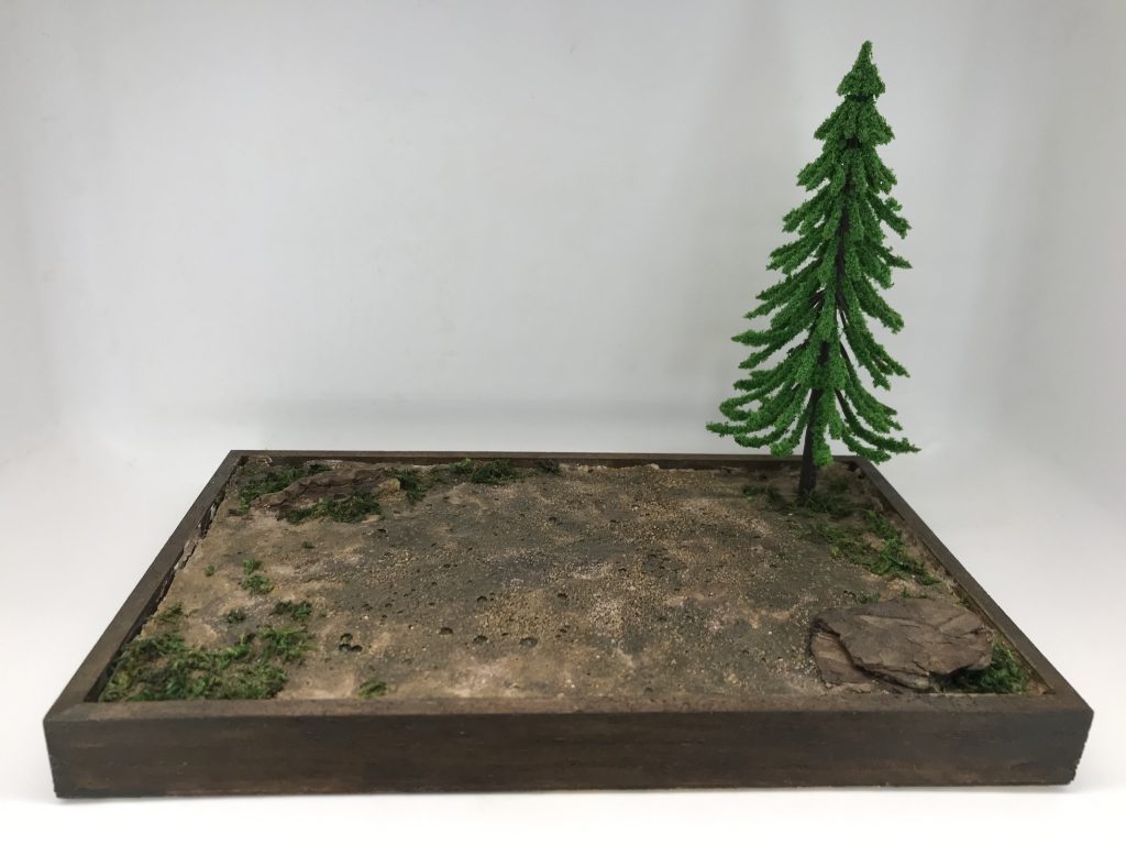 それらを適当に配置するとこんな感じになりますバークチップなども配置し、木工ボンドで接着すればなおよし😊ベース右下にある茶色の岩みたいなのがパークチップです使用した材料は、100均木製トレイ(セリア)+木粉粘土+グリーンモス+木+パークチップ材料費250円くらい?