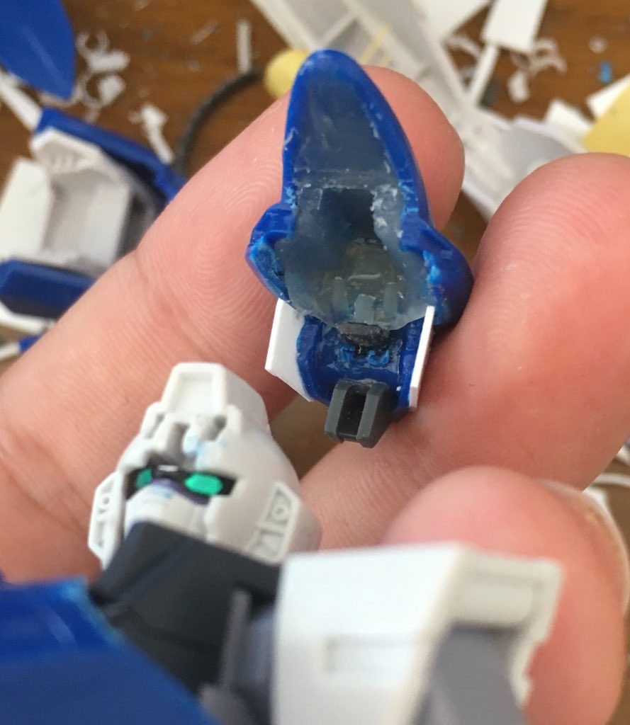 東部はグルーガンとフェイクニューユニットの頭部接続軸を用いてがっちりと固定できるようにしています。