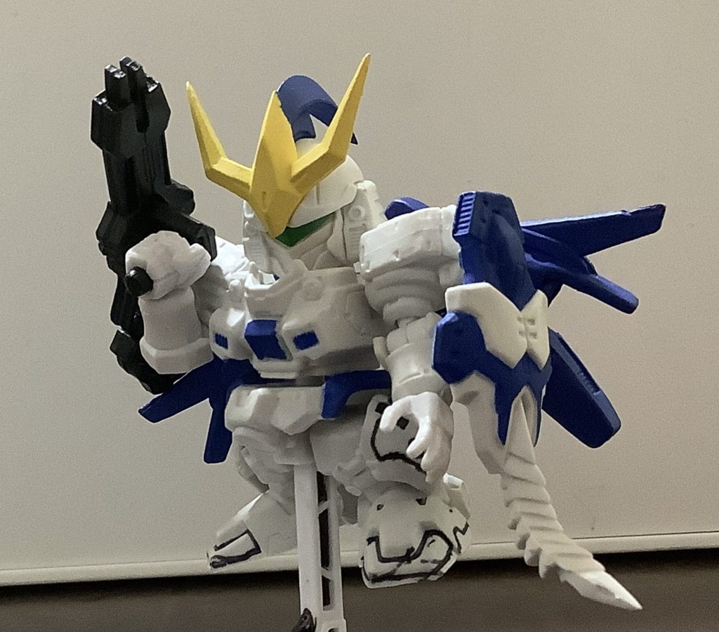 これってこの大きさでめっちゃ動くのが良いですよね。なのでこんな感じで構えてるポーズも出来るし、