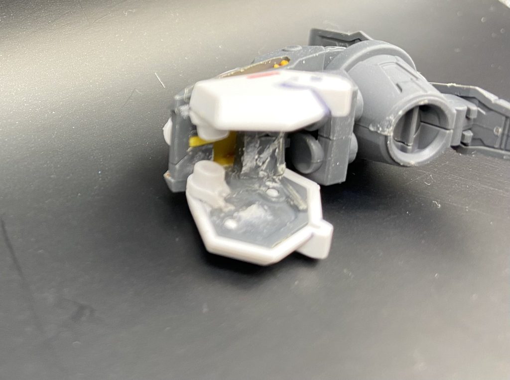 肩のアサルトブースター取り付けはこんな感じでエアリアルの方の取り付け部を移植して瞬着でくっつけてます。