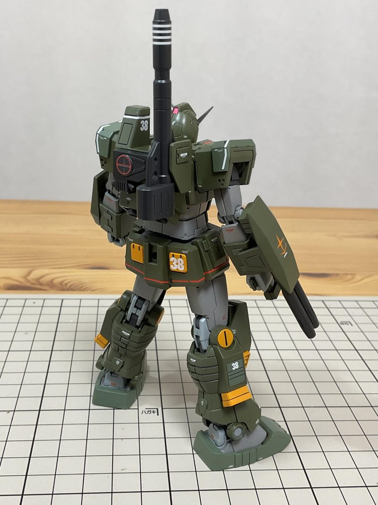 アーマーを装着した状態でのフロントショット＋バックショット。無骨な感じがたまらなくいいですね。写真だとちょっと分かりにくいですが、グリーンは２色使って塗分けています。