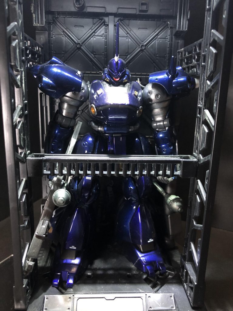 100均の格納庫ディスプレイに。様になってますね。この手のディスプレイとしては破格ですね!願わくば、ひと回り大きいサイズのも出して欲しい。(連結できるけど何気に横幅余る。。。奥行き足りない。200円で良いので。。。お願いします。ご覧頂き、ありがとうございました!
