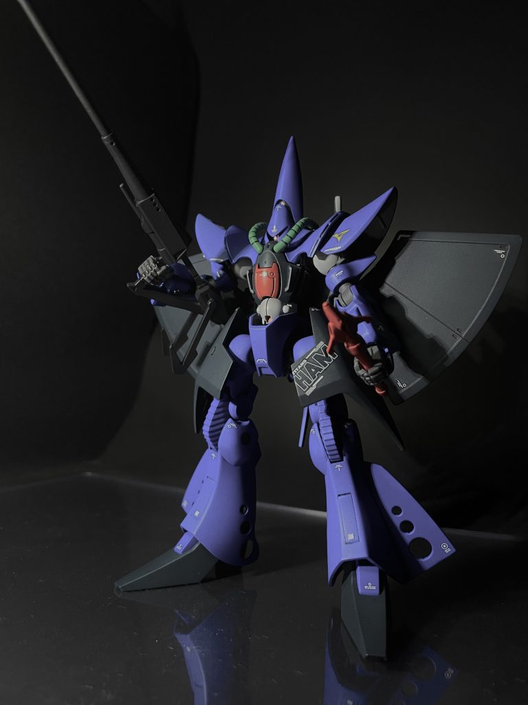 正面ショット。色はだいたい設定通りですが関節はやはりグレーがめかっぽくて好きなのでグレーにしました。肩、腹なんかも成形色の白だと軽く見えるのでライトグレーで。後は恒例の頭文字3文字アルファベットのデカール、これ気に入ってます。