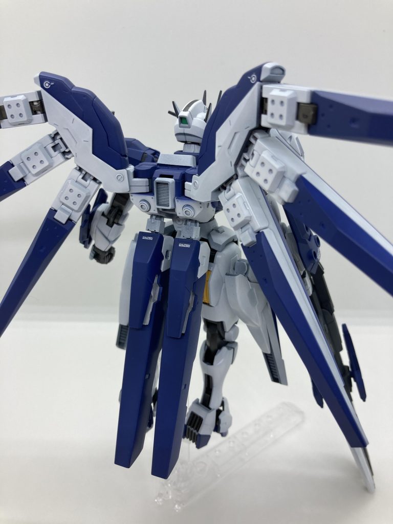 Hi-νの胴体を半分にしてバックパックにしています。追加ガンビットはここに刺さってます