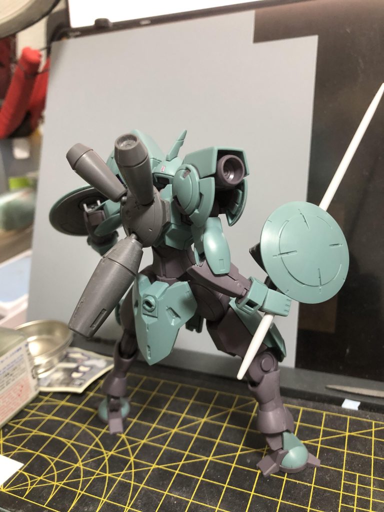 デカールを貼る前です。今回は面出しもせず、スジボリもせずでサクサクでした。デカールを貼っていないとやはり情報量が少ないですね。