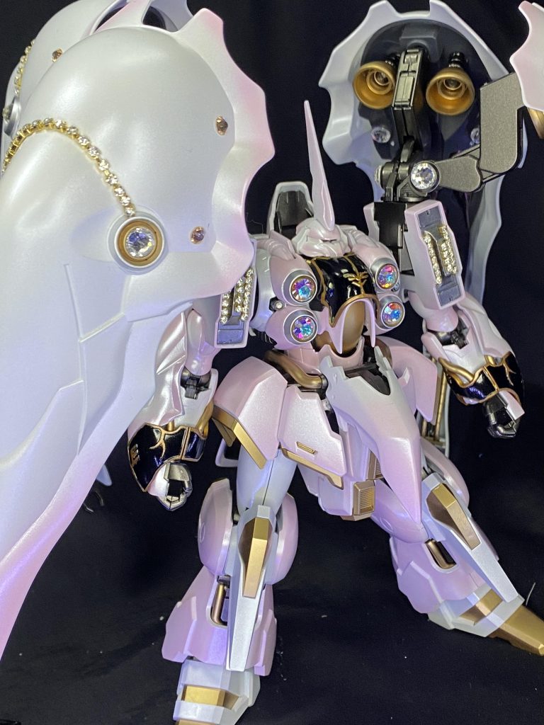 全体の配色を緑ベースから白ベースへ変更。ガイアノーツさんのアルティメットホワイトの上から、ピンクのグラデーションを入れたのに、ダイアモンドパールでコーティングしています。また、部分的にレッドゴールドを指すことで、白だけののっぺりした印象を引き締め、高級感が出るようにしています。