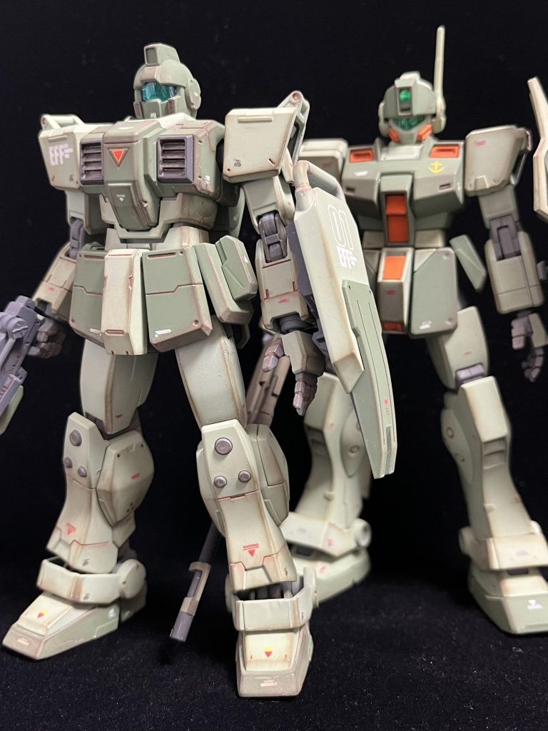 という事で、ジムスナイパーI Iと揃い踏み。やっぱ同系色・近い系統の機体が並ぶと映えますね。