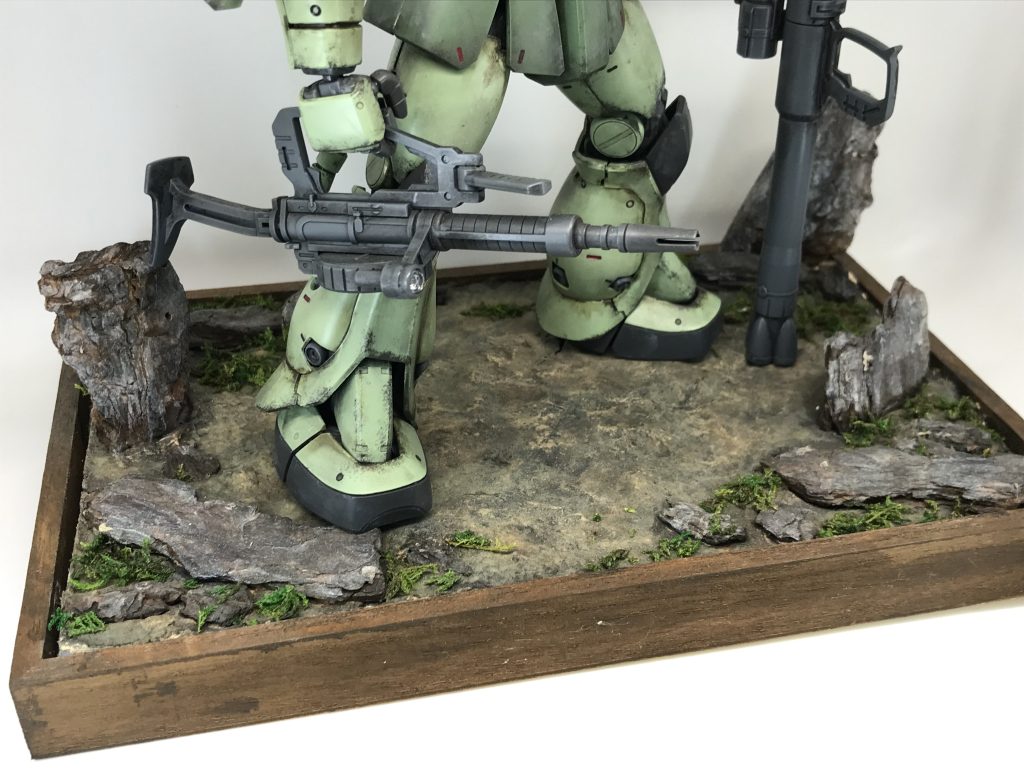 木製トレイ+木粉粘土+グリーンモス+バークチップ材料費200円まだまだ作製した簡易ジオラマベースはあるのですが…写真枚数制限が…😨安くだれでも簡単に作製できるので、ジオラマベースに興味がある方は以上の安い素材でまずは試してみてはいかがでしょうか鉄道模型用の部材や素材を使用すれば、もっとクオリティの高いベースを作製できますが……以上のような素材を使用すれば、私のようなジオラマ初心者でも安く早く簡単に作れるのでおススメですぜ😀乾燥や硬化時間を除けば30分〜2時間程度で作製可能ひとつ注意点!!ジオラマベースの作製は楽しいですが…作りすぎると…場所取るだけのゴミになります🙄