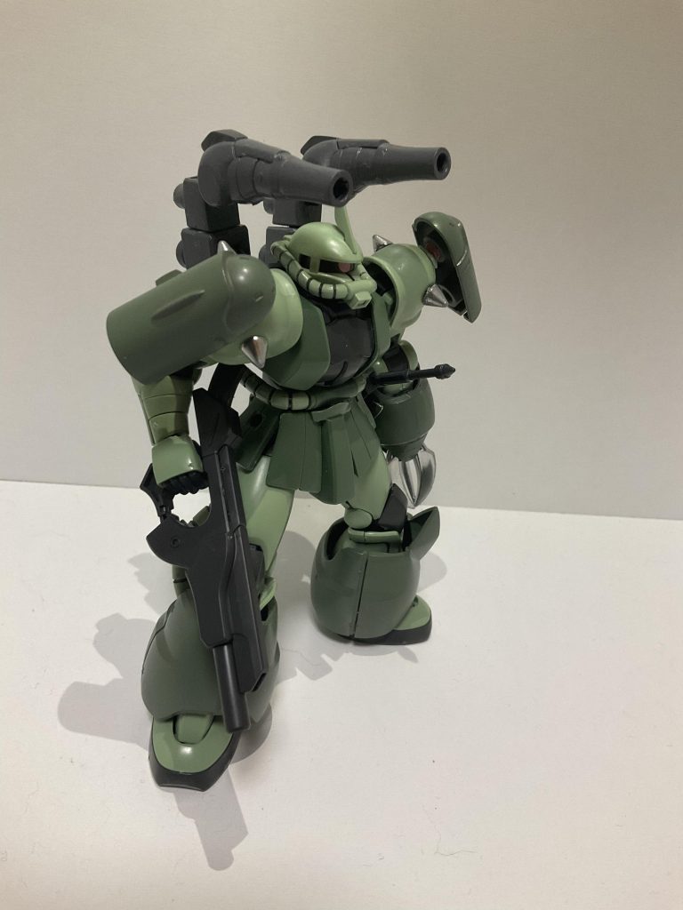 背面の二門あるキャノン砲はビームキャノンになっておりゲルググのジェネレーターに換装する事で使用可能になった…という設定