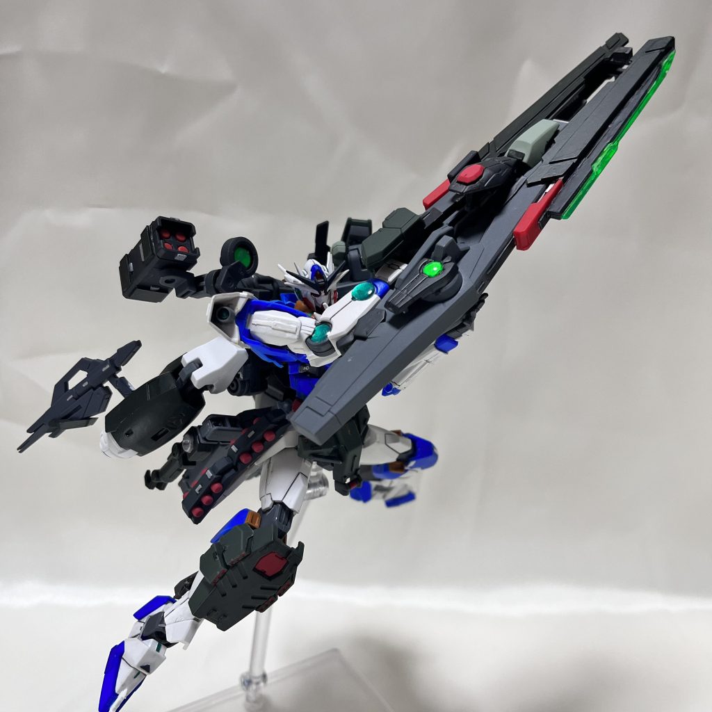 バレルの下に取り付けたGNソードIIと同様の刃で斬撃することも可能。GNソードIIの切れ味とヘカテー自体の質量により斬撃でも威力は絶大。