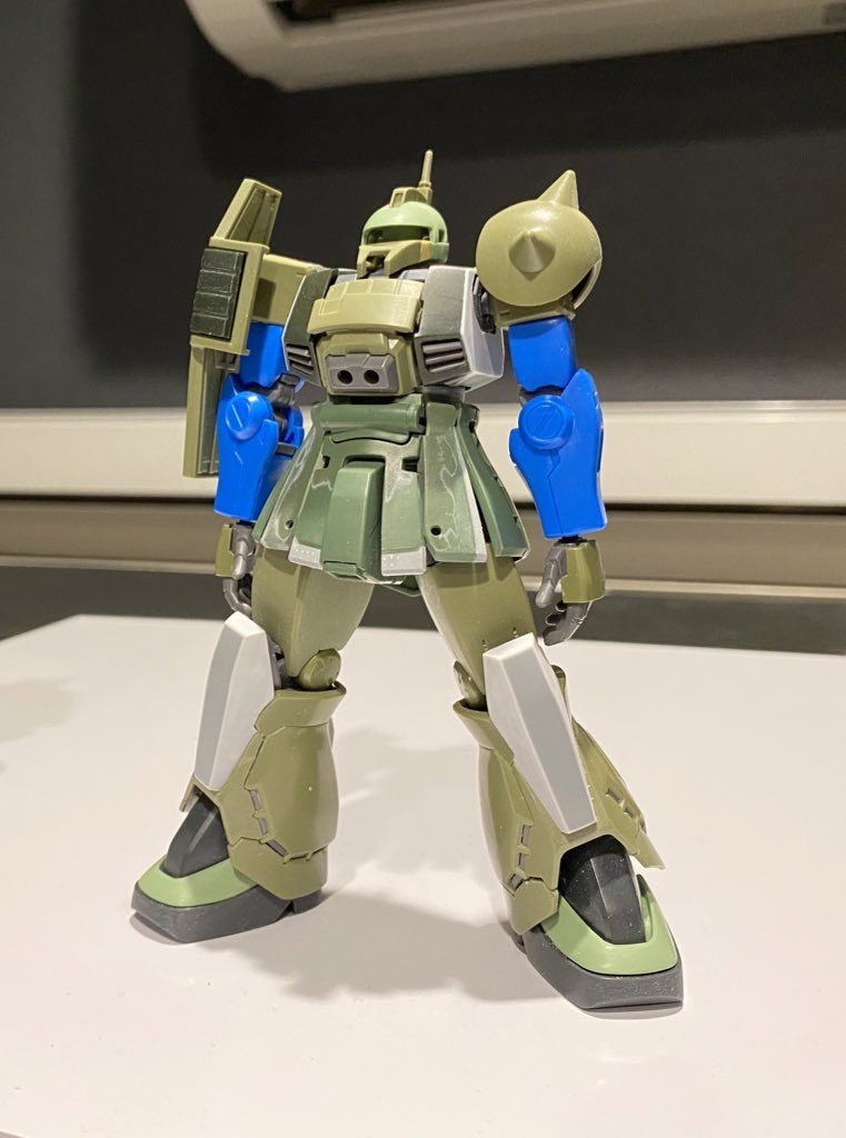 頭はF2にクチバシ、鶏冠をつけてモノアイスリットを入れています。ボディにはオリジンのディテールをF2に貼り付けています。二の腕からリバイブグフを加工しています。肘の関節はオリジンのものを使っています。