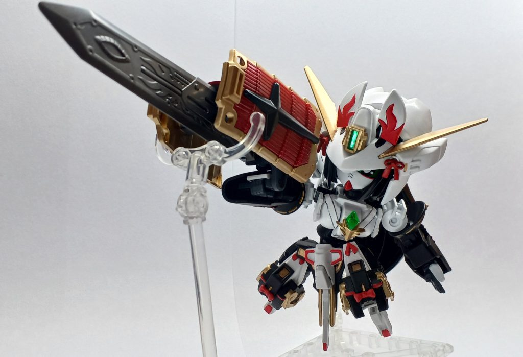 コンポジット・シールドブースターっぽい大剣は、ボールデンアームのアームを軸に剣と大袖を装着してます。突撃貫通斬とか、通天閣突貫弾みたいに突っ込むぞ！