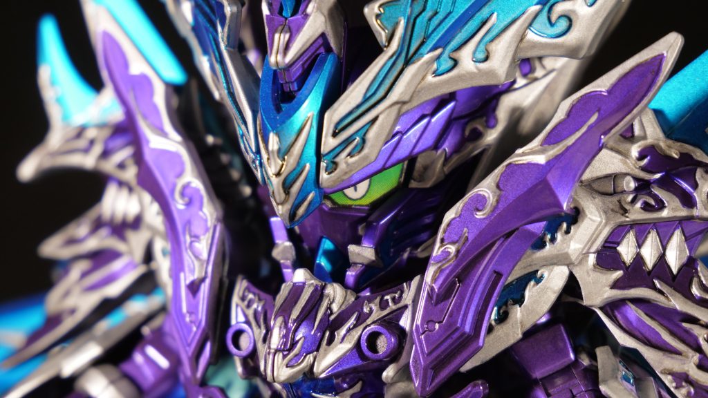 キャンディ塗装はクレオスのスーパークロームシルバー2からガイアカラーのクリアパープルや同じく蛍光クリアブルーをしっかりオンした状態です。装飾はファレホのシルバーで筆塗り。