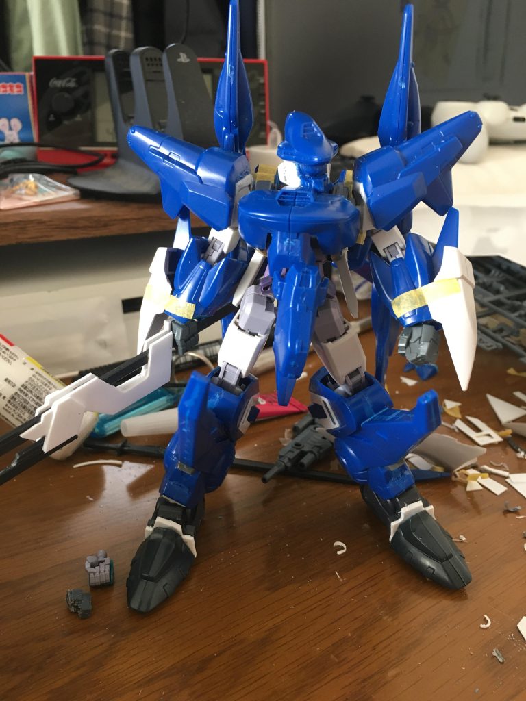 脚部はフェイクニューユニットのジョイントを中心に前後に他作品キットの特徴的な足を移植しました。また腕の部分は元キットだと干渉してしまっていたため切断、フェイクニューユニットのカバーから似たパーツを移植!対艦刀は別キットの武装とプラ板を組み合わせて作成