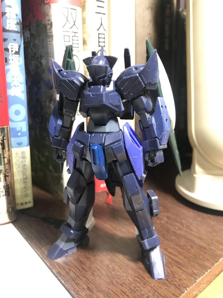 工作途中の写真が残っていました。ウォドムポッドの足追加装甲、ジュリアのバインダー、スカイの腕アーマー、アビスの股間、ディジェのシールド、ルナゲイザー余剰足の甲を追加しました。あと、武器はダークハウンドのやつほとんどそのままです。サイドアーマーの変更で足の細さを上手く解消できたのがハイライトです。