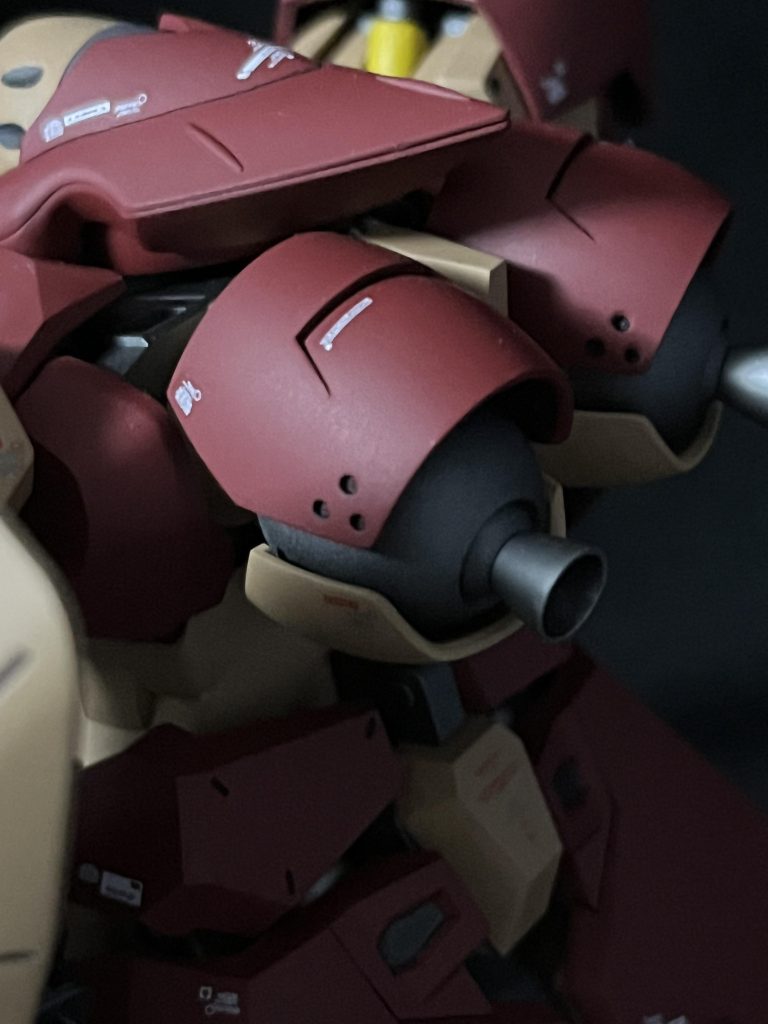 ブースターブースター本体と上下のカバーの可動が楽しい。動きの表情付けがしやすいです。今回は噴射口に色はつけず黒系に。