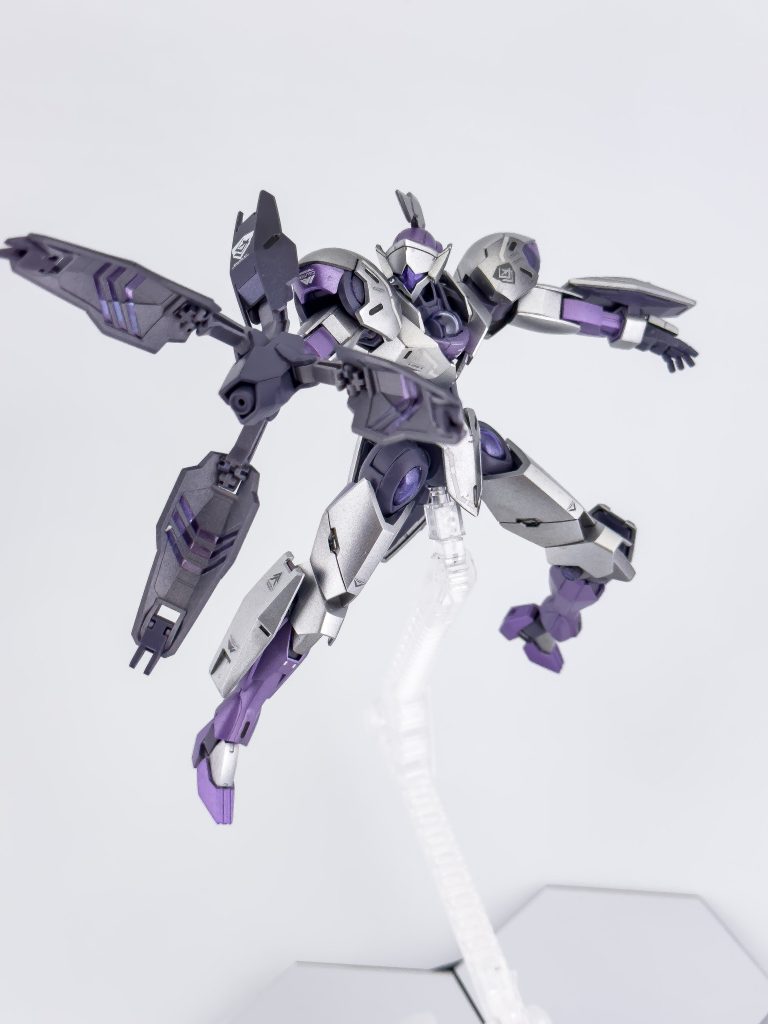 ビームブレイサー内部はガイアシルバーサフでつやの消えたシルバーに。ほぼグレーですね。アンチどーとシステム発光部はシールにGXメタルバイオレットを塗ったものを張り付けています。一応RTAなので時短でやったのですがこのシール張り付けるのがめちゃくちゃ難しくてマスキングした方が早かったかもしれません。また、デカールは最近発売したガンダムデカールの専用のものをほぼ指示通りに貼っています。