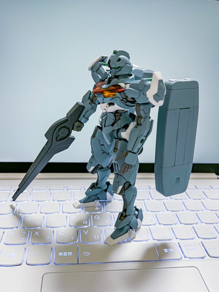 前景質量のあるバックパックの重量バランスをできるだけ軽く設計して重量バランス維持するよう設計しており立ち姿も背筋が伸びるようになっています。銃身の長い専用ライフルは先端部を薄い設計にし特徴的なレールガン風のデザインを再現しています。